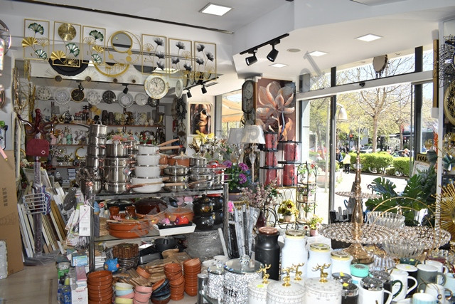 Ambient dyqani per shitje ne zonen e Laprakes ne Tirane.
Ndodhet ne katin 0 buze rruge kryesore.
K